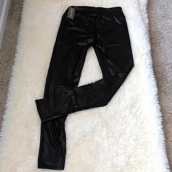 🎉 Black Faux Leather Stretch Leggings🎉 - Picture 4 of 8